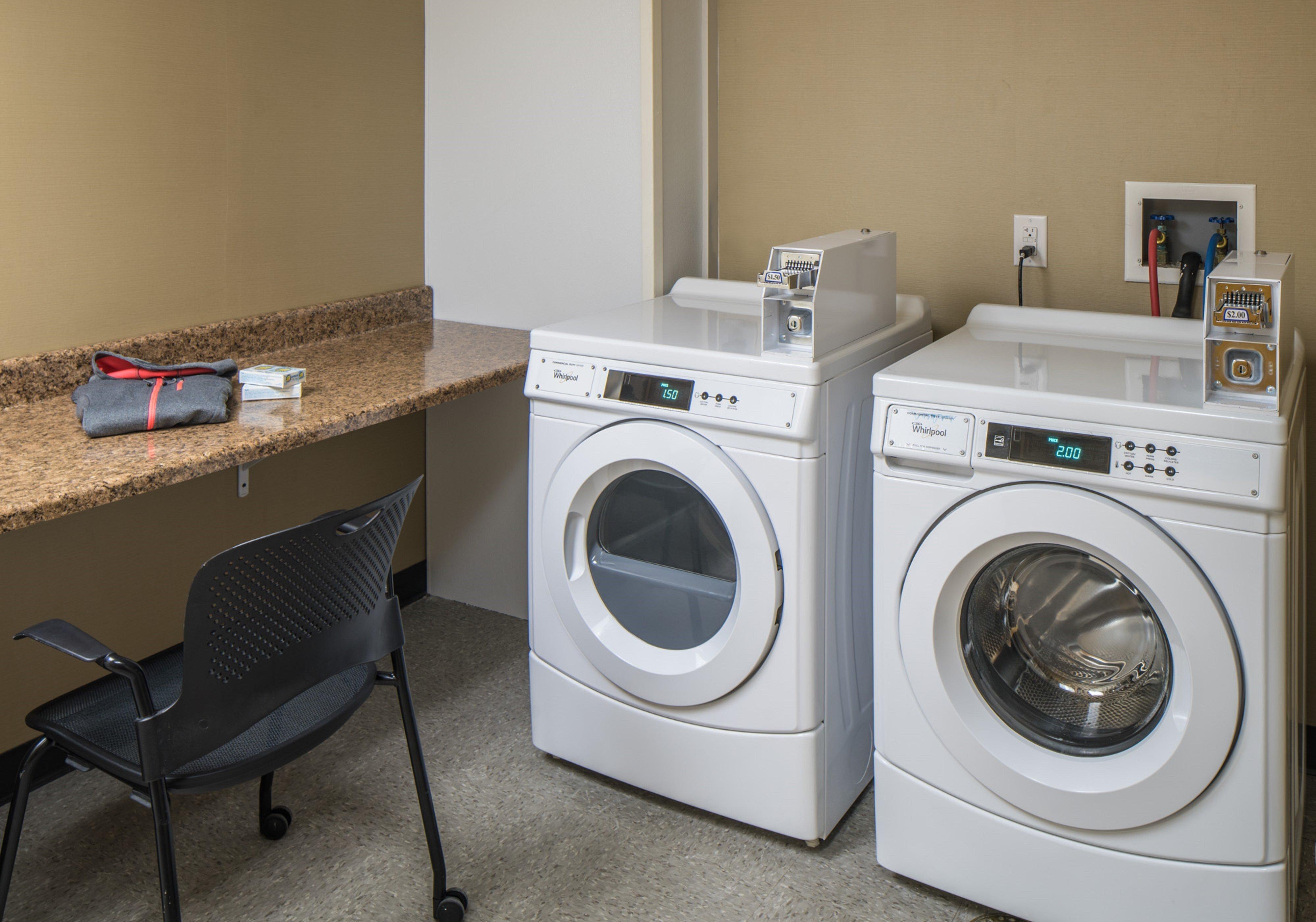 Holiday Inn Express & Suites Springfield By Ihg Bagian luar foto